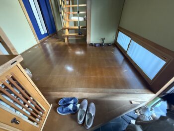 暗めだった玄関ホールが、パッと明るい癒やしの空間に