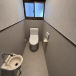 【1日リフォーム・トイレ編】安芸高田市 K様邸|TOTO「ZJ1」+クロス貼替えで予算重視リフォーム